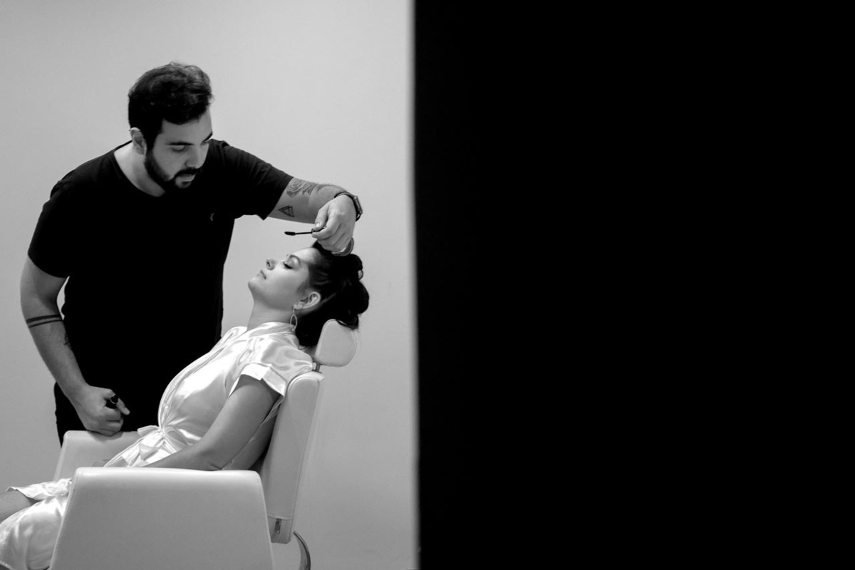 noiva se arruma em salão de beleza studio venus em casamento em guaratinguetá