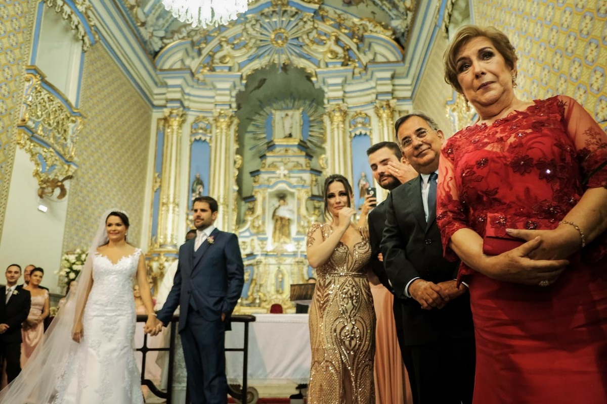 familia emocionada aguarda entrada de pajem em igreja matriz de santo antonio em casamento em guaratinguetá