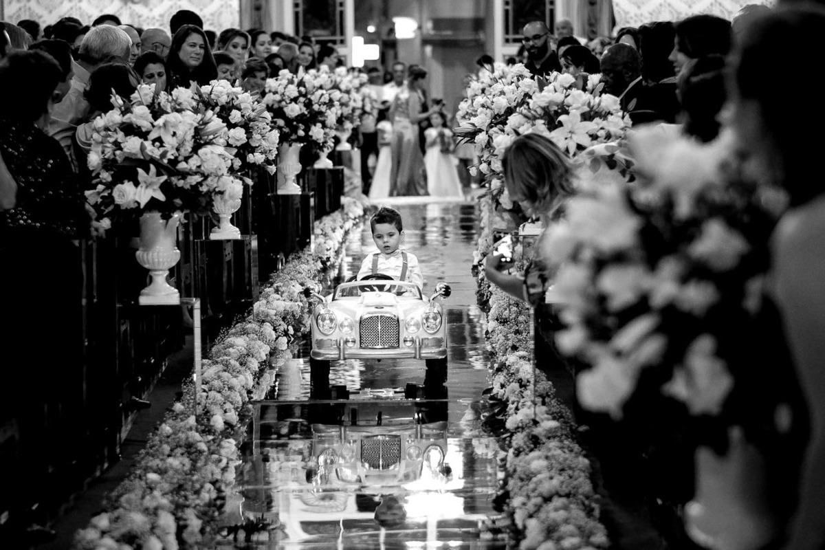 pajem entra em lindo carrinho em igreja matriz de santo antonio em casamento em guaratinguetá