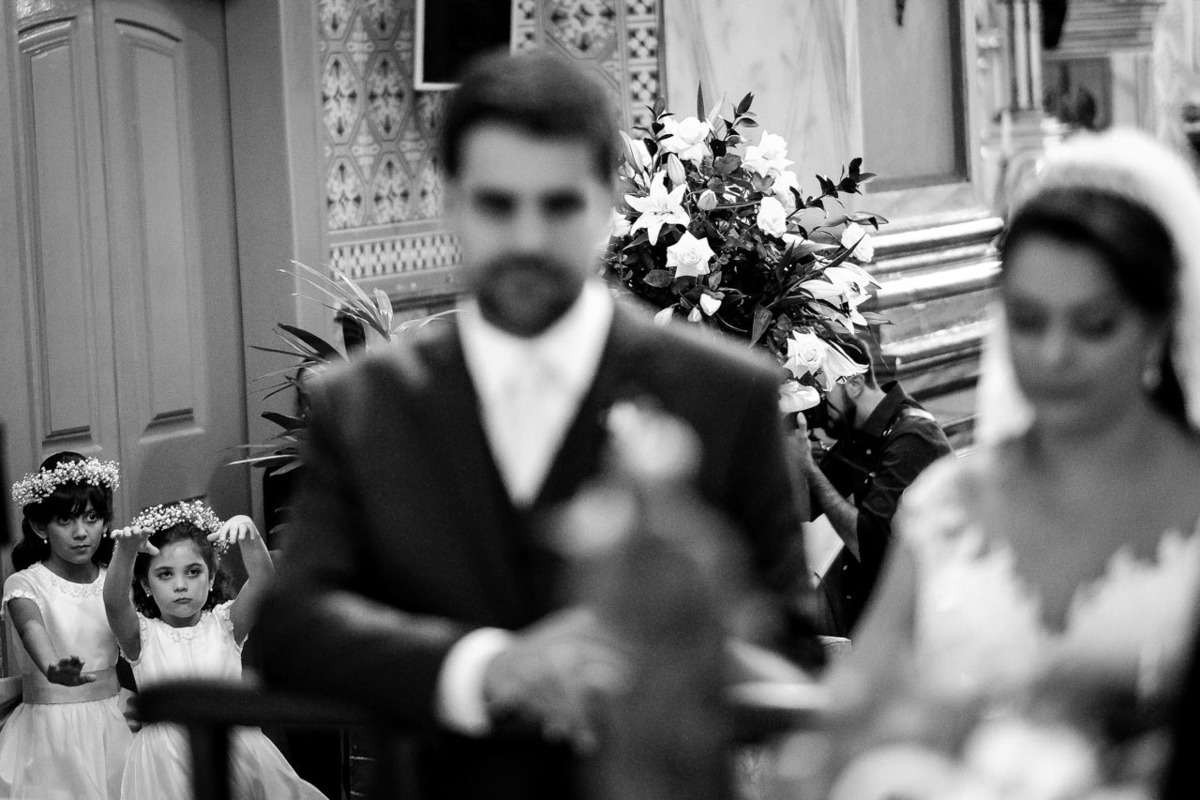 daminha reza em oração em igreja matriz de santo antonio em casamento em guaratinguetá