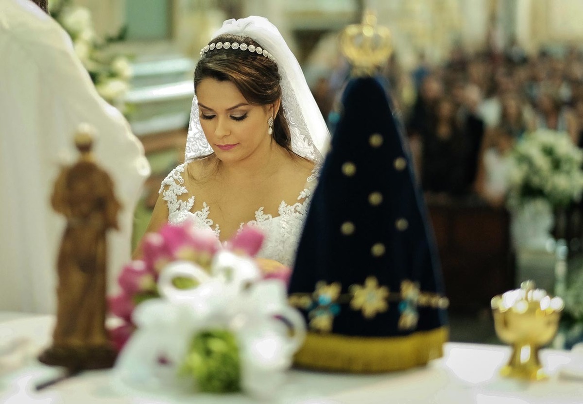 noiva em oração em igreja matriz de santo antonio em casamento em guaratinguetá em momento de muita fé
