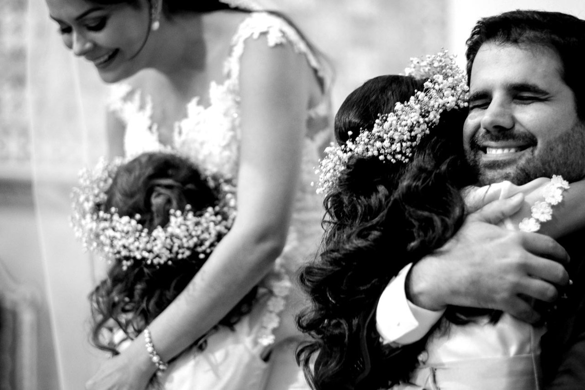 abraço do noivo tio e noiva tia nas daminhas em igreja matriz de santo antonio em casamento em guaratinguetá