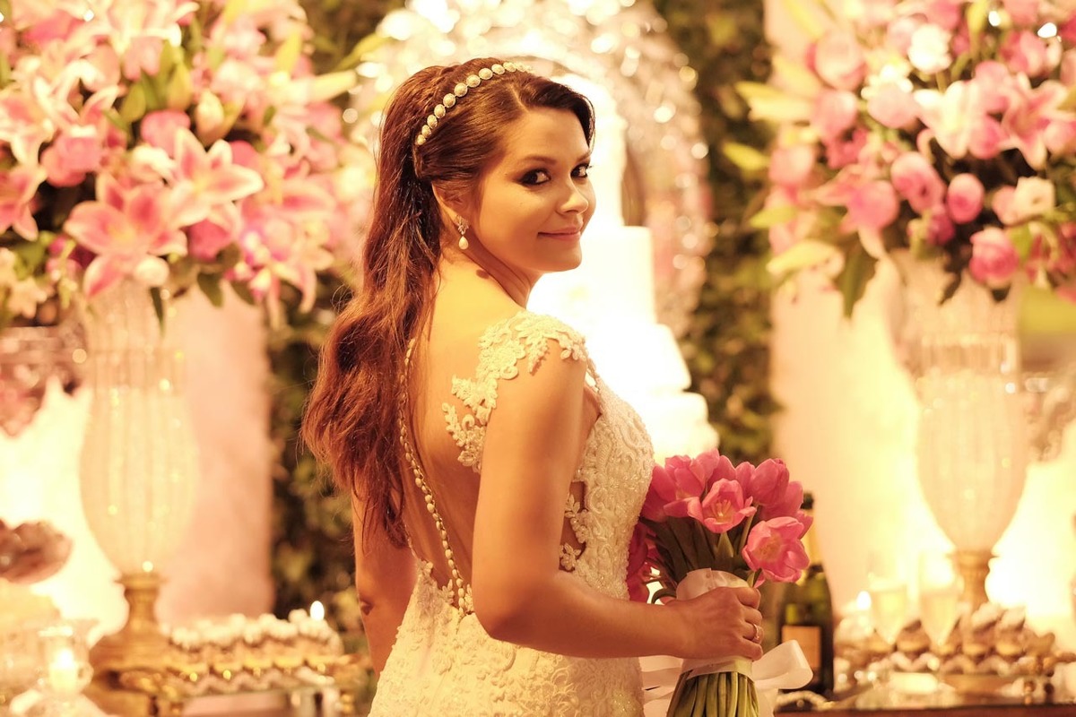 linda noiva posa para foto no recanto do bosque em casamento em guaratinguetá