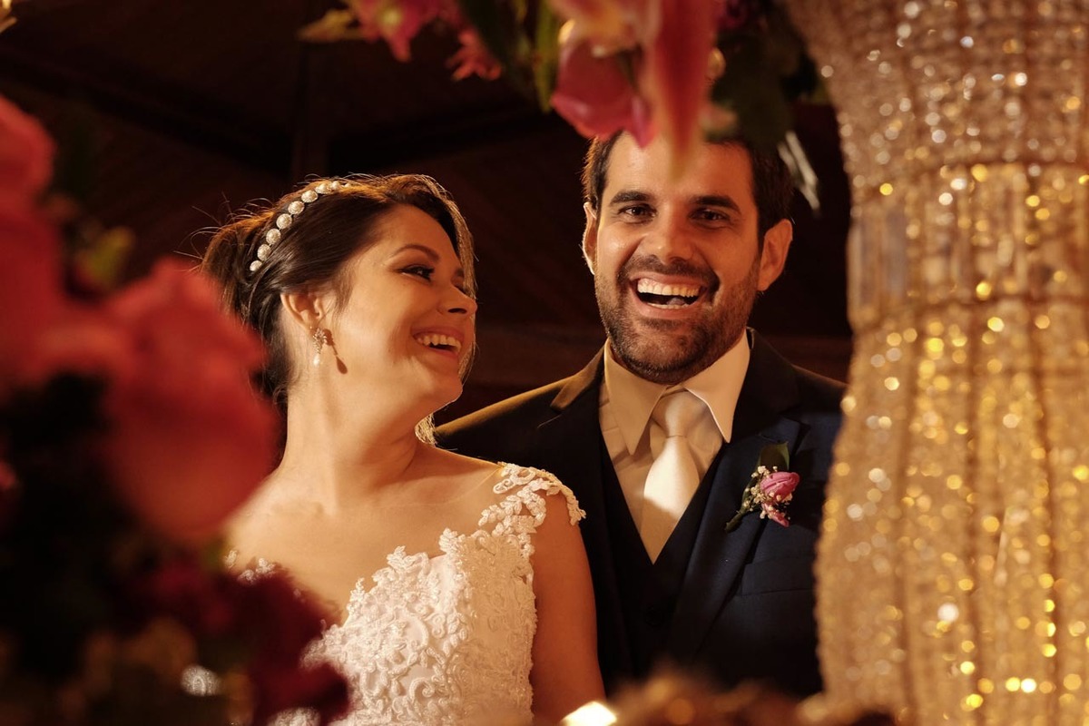 casal feliz sorrindo no bolo no recanto do bosque em casamento em guaratinguetá