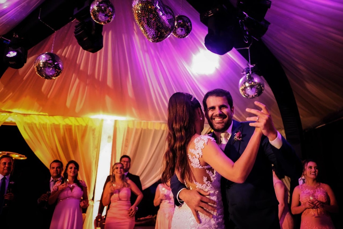 dança dos noivos felizes no recanto do bosque em casamento em guaratinguetá