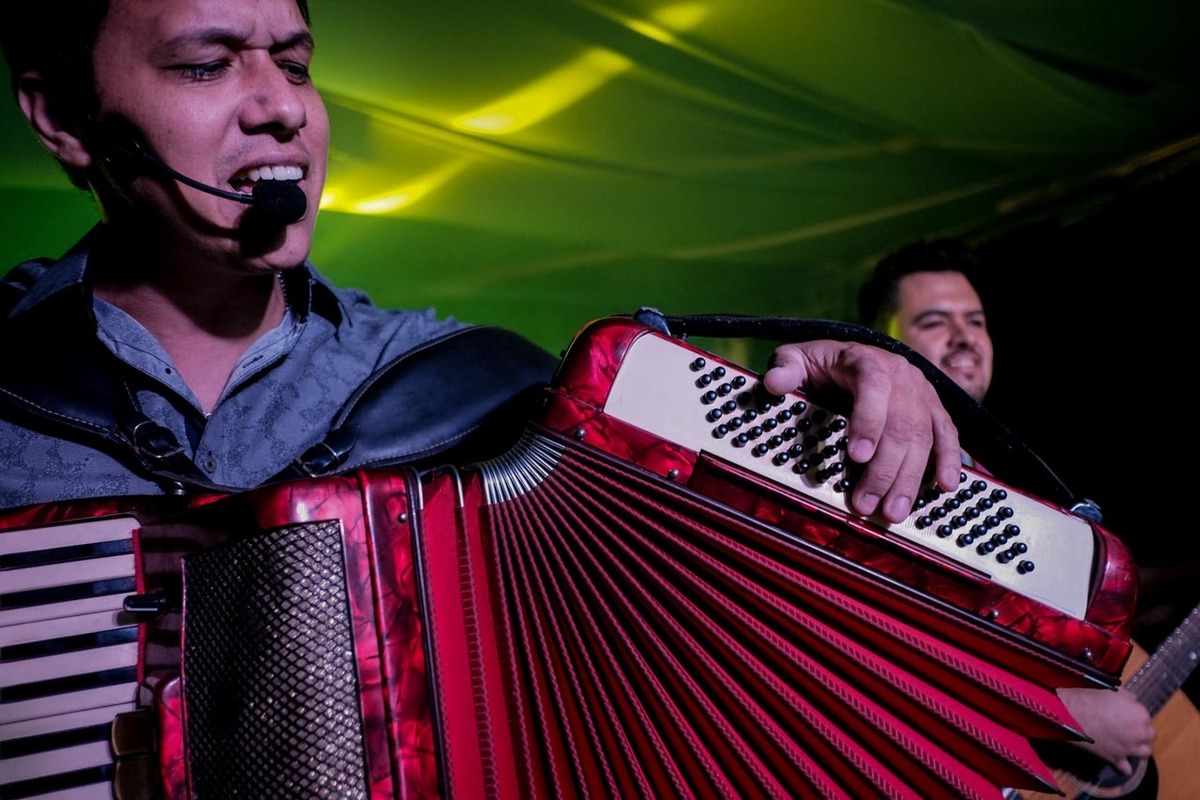 banda oito segundos toca musica sertaneja com sanfona no recanto do bosque em casamento em guaratinguetá