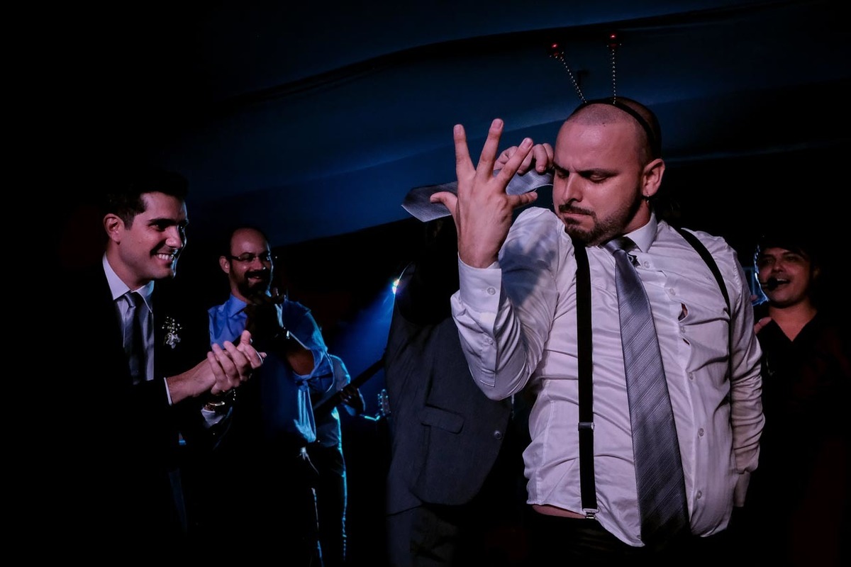 padrinho dança muito engraçado com amigos no palco no recanto do bosque em casamento em guaratinguetá