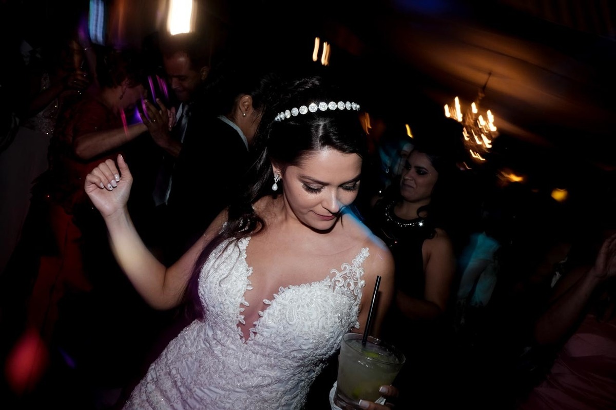 noiva dança na pista no recanto do bosque em casamento em guaratinguetá