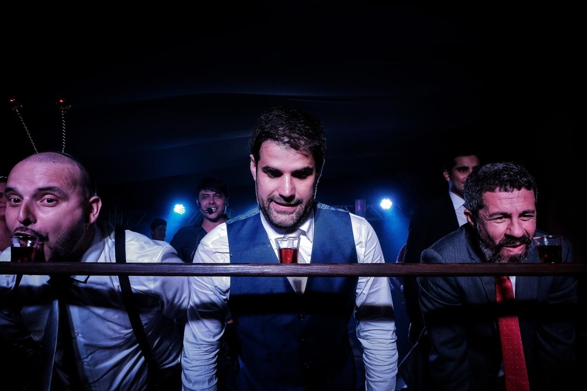 noivo e padrinhos em pau de shot de bebida no recanto do bosque em casamento em guaratinguetá