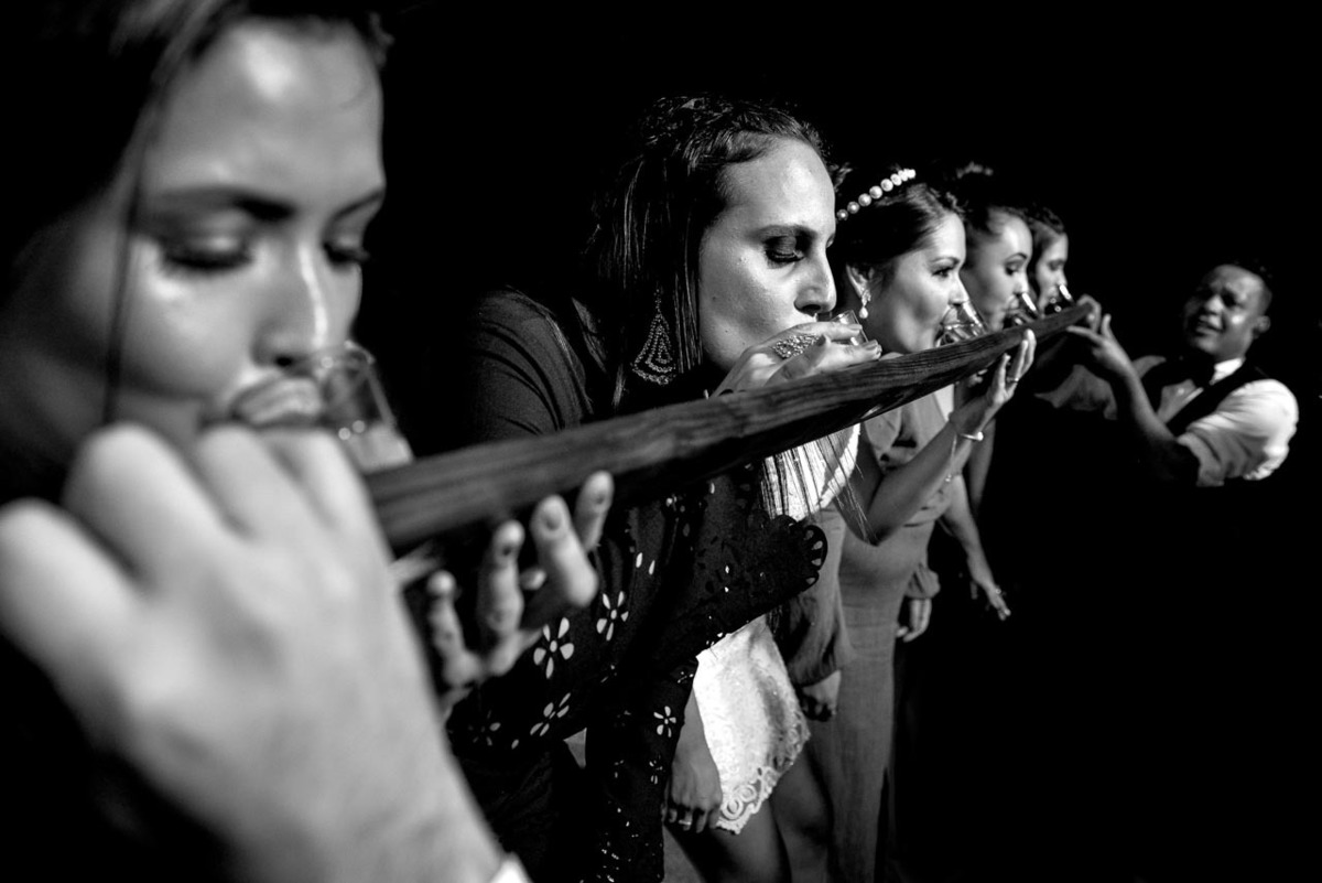 noiva e madrinhas em pau de shot de bebida no recanto do bosque em casamento em guaratinguetá