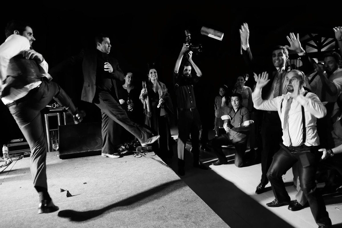 noivo chuta a caixa de whisky e padrinhos pulam para pegar no recanto do bosque em casamento em guaratinguetá