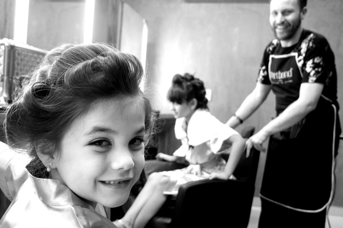 daminha arteira sorri para camera do fotografo em making of no studio venus em casamento em guaratinguetá