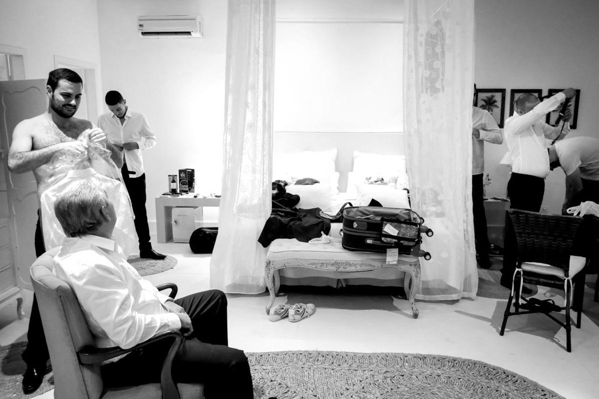 familia amigos e pais se arrumam em making of no clube dos 500 com noivo em casamento em guaratinguetá