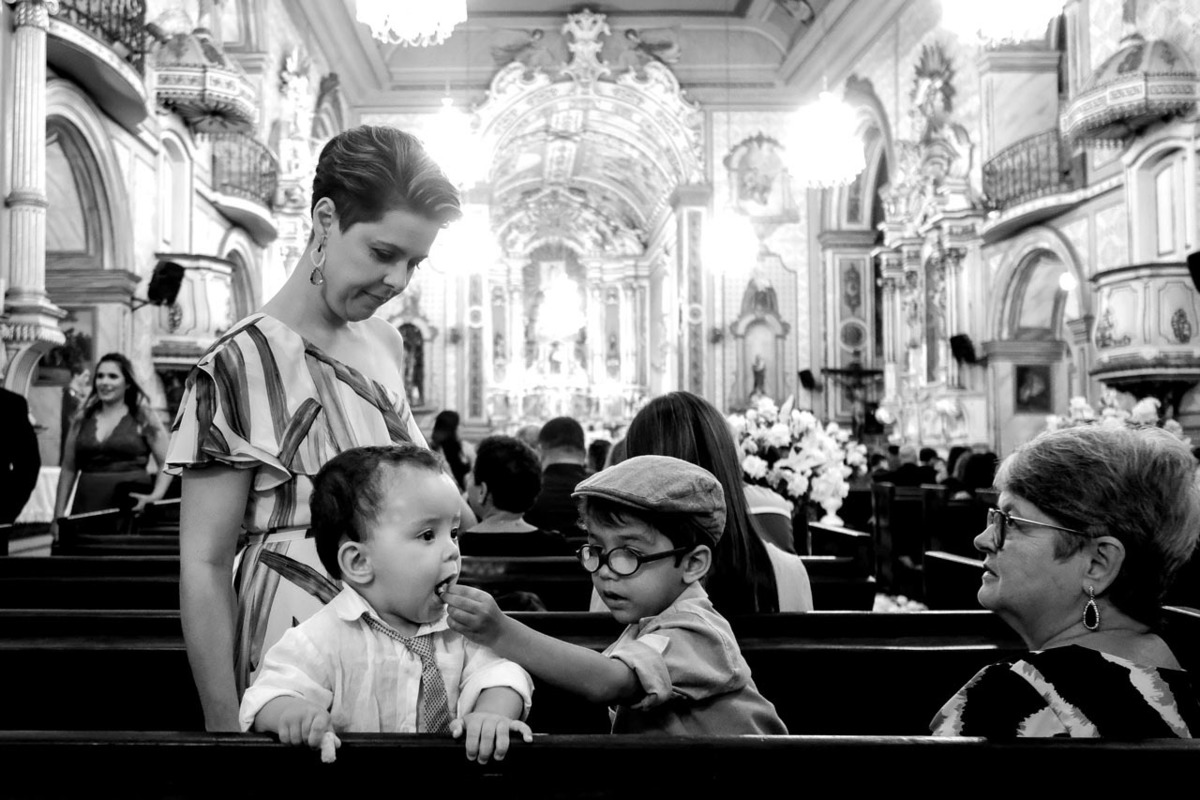 crianças fofas brincam em igreja matriz de santo antonio em casamento em guaratinguetá
