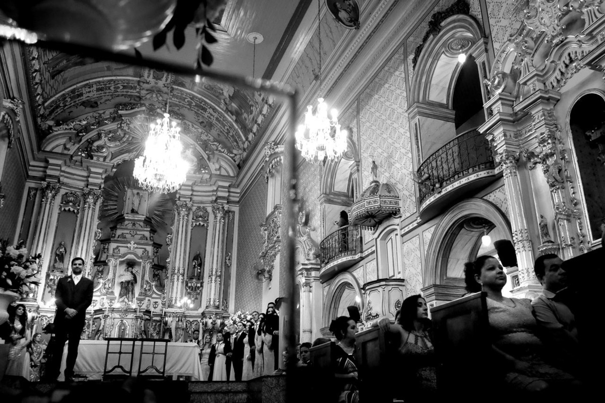 noivo aguarda ancioso noiva em igreja matriz de santo antonio em casamento em guaratinguetá