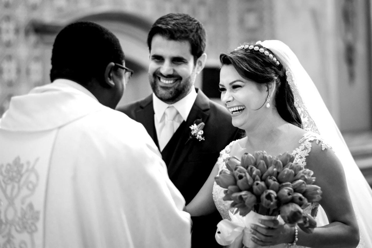 encontro do casal de noivos com o padre felizes em igreja matriz de santo antonio em casamento em guaratinguetá