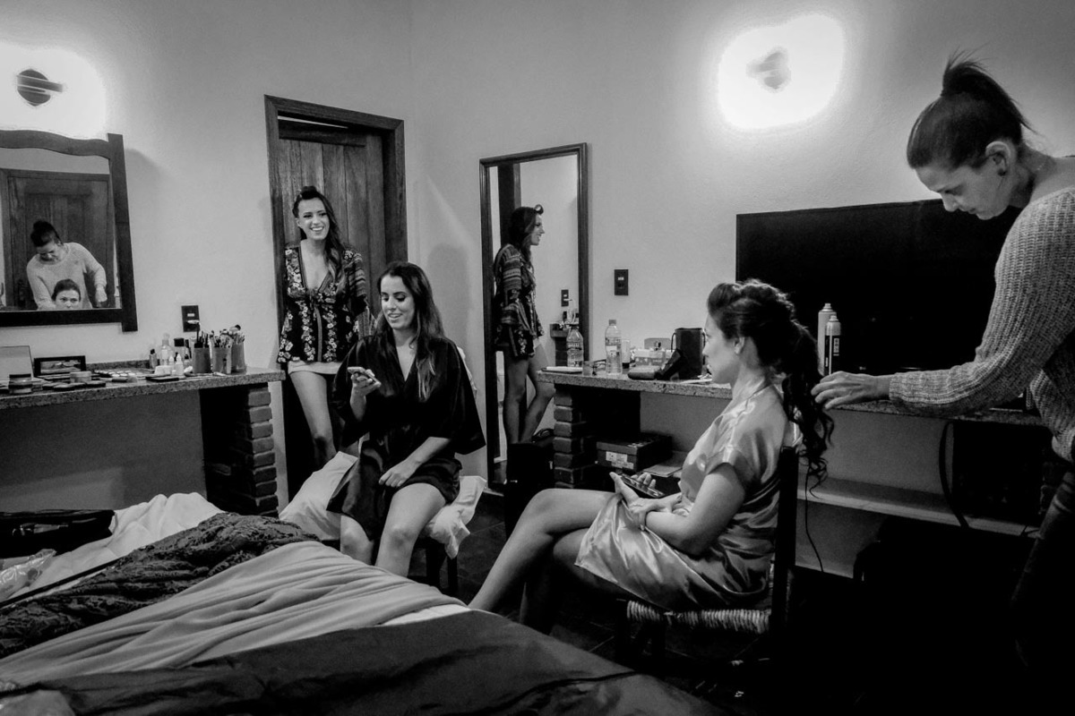 noiva se arruma com irmão e prima no making of com maquiadoras e make profissional lindo para dia da noiva em casamento lindo no pôr do sol no hotel fazenda sete lagos em Guaratingueta fotos erasmo ballot