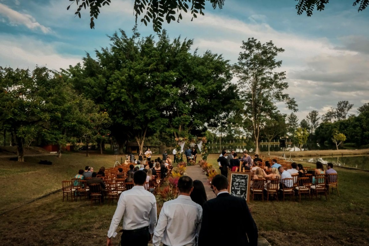 convidados chegando para cerimônia em lugar pitoresco e maravilho na serra em casamento lindo no pôr do sol no hotel fazenda sete lagos em Guaratinguetá fotos erasmo ballot