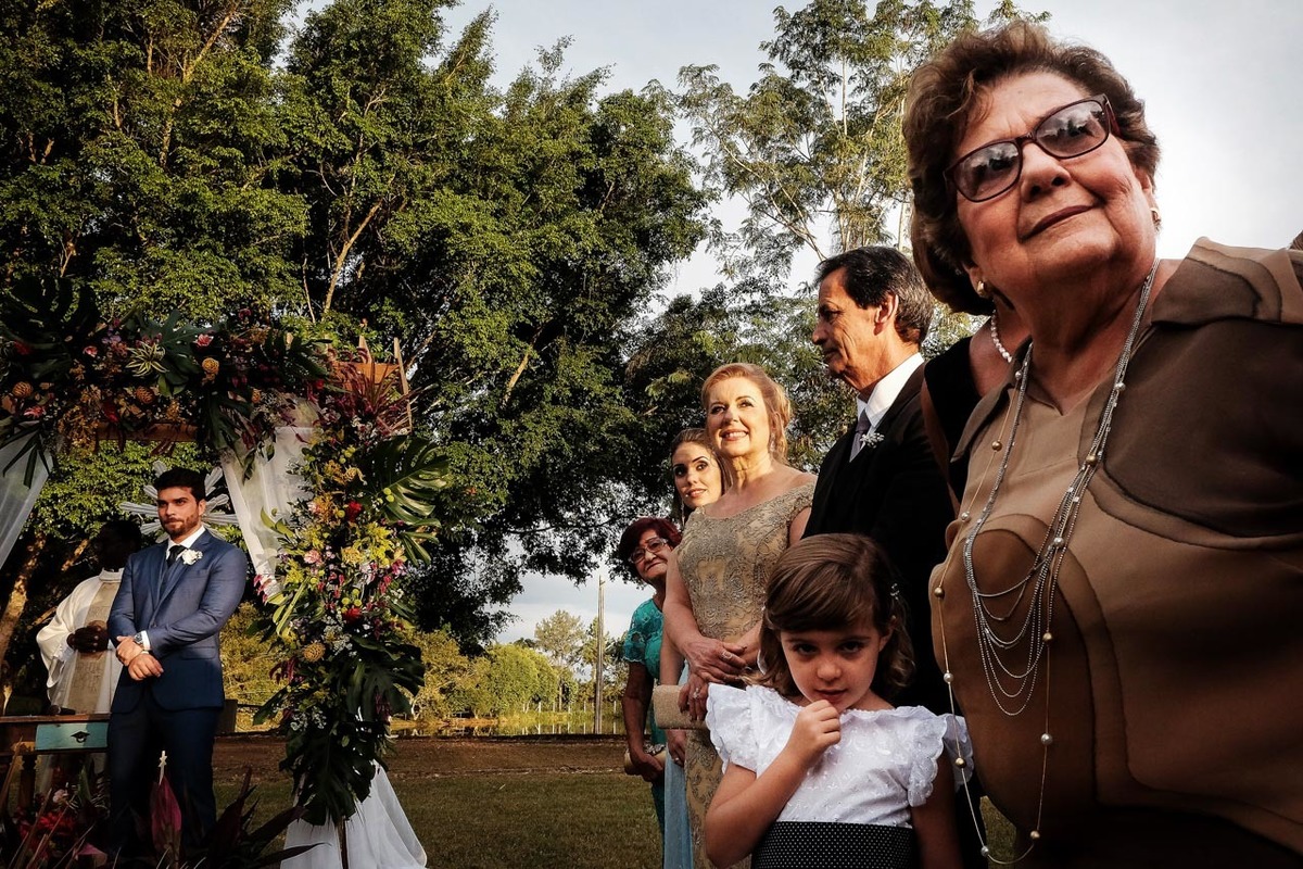 familia e noivo apreensivos com a entrada da noiva em casamento lindo no pôr do sol no hotel fazenda sete lagos em Guaratinguetá fotos erasmo ballot