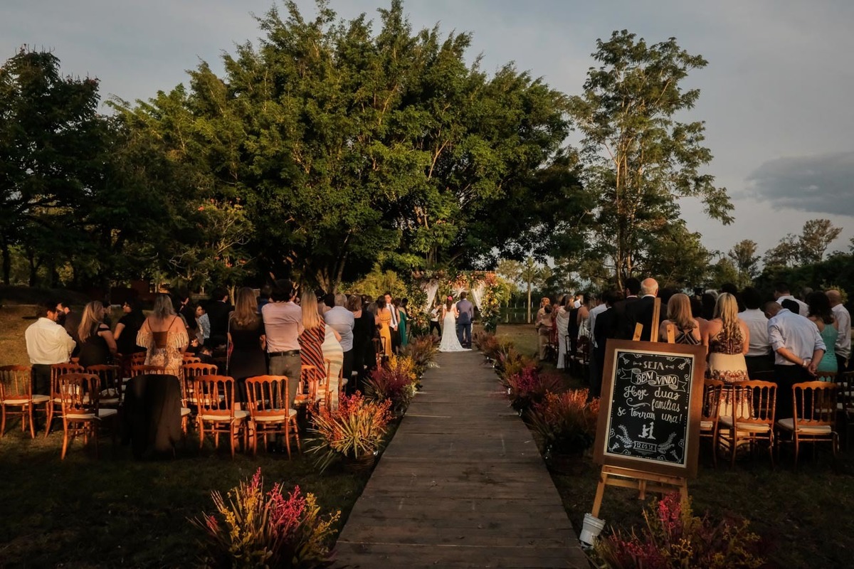 visão panorâmica com arvores e decoração maravilhosa em casamento lindo no pôr do sol no hotel fazenda sete lagos em Guaratinguetá fotos erasmo ballot