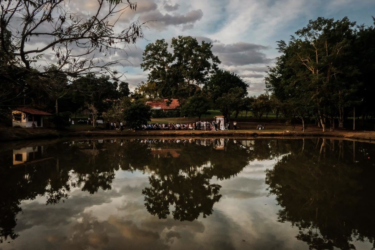 visão panorâmica com arvores e decoração maravilhosa em casamento lindo no pôr do sol no hotel fazenda sete lagos em Guaratinguetá fotos erasmo ballot
