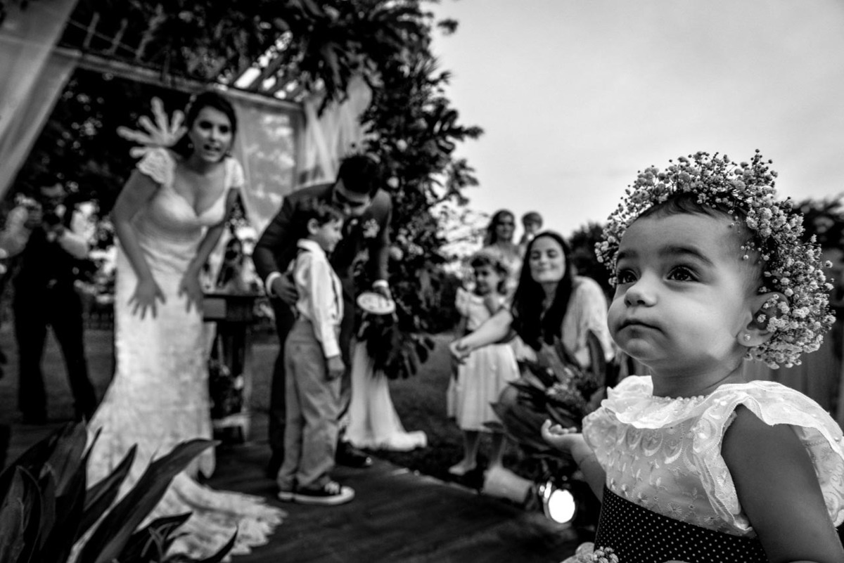 linda daminha perdida e noiva chamando em casamento lindo no pôr do sol no hotel fazenda sete lagos em Guaratinguetá fotos erasmo ballot

