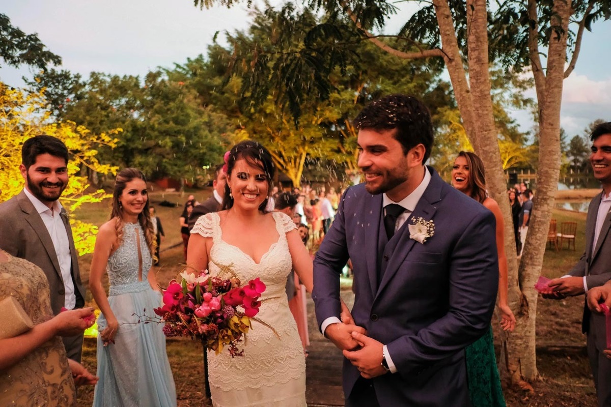 sainda do casal em pôr do sol incrível! em casamento lindo no pôr do sol no hotel fazenda sete lagos em Guaratinguetá fotos erasmo ballot
