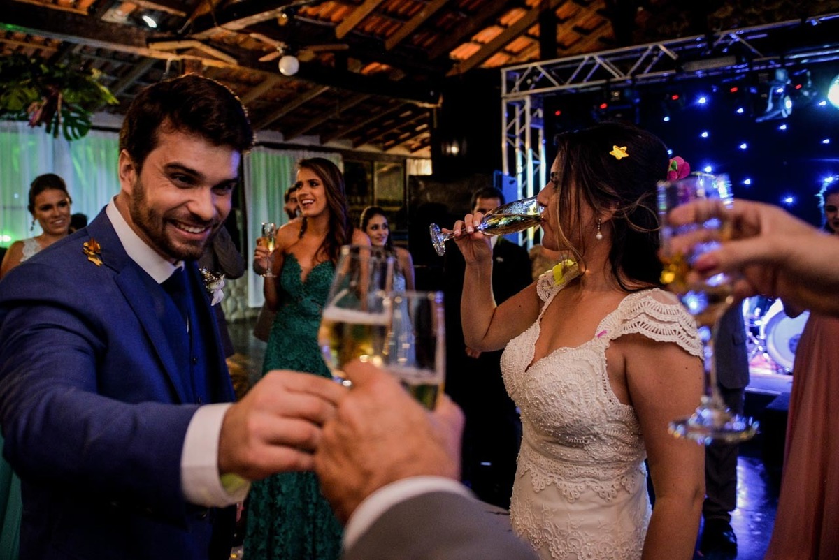 entrada do casal e padrinhos recebem em pista para brinde para inicio da 
recepção de casamento lindo e animado no clube sete lagos em guaratinguetá fotos erasmo ballot