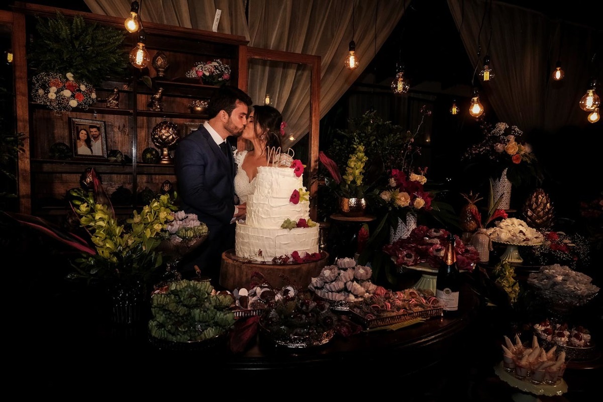 lindo casal em mesa de bolo espetacular recepção de casamento lindo e animado no clube sete lagos em guaratinguetá fotos erasmo ballot