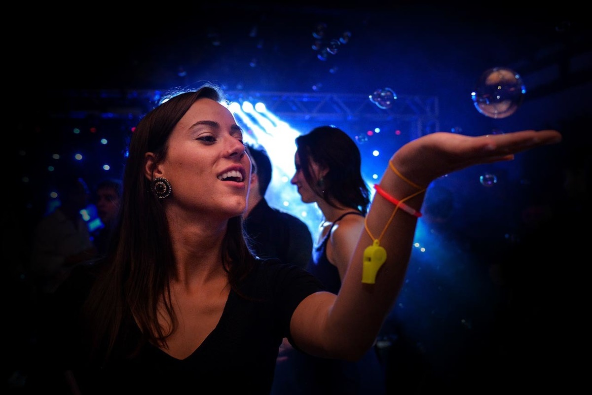 convidada em pista de dança brinca com bolinha de sabão em recepção de casamento lindo e animado no clube sete lagos em Guaratinguetá fotos erasmo ballot