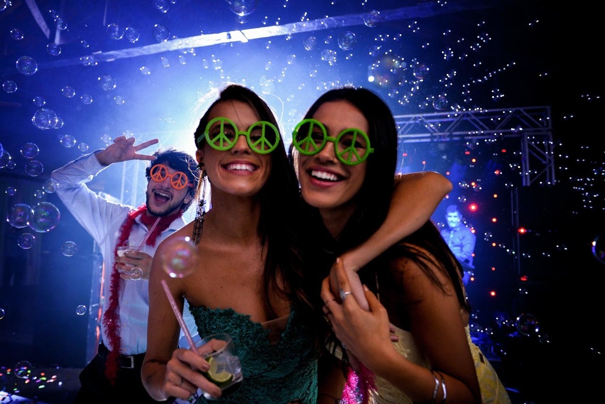  muitas bolinhas de sabão em pista muito animada convidadas  madrinhas irmã da noiva muita música e alegria em recepção de casamento lindo e animado no clube sete lagos em Guaratinguetá fotos erasmo ballot