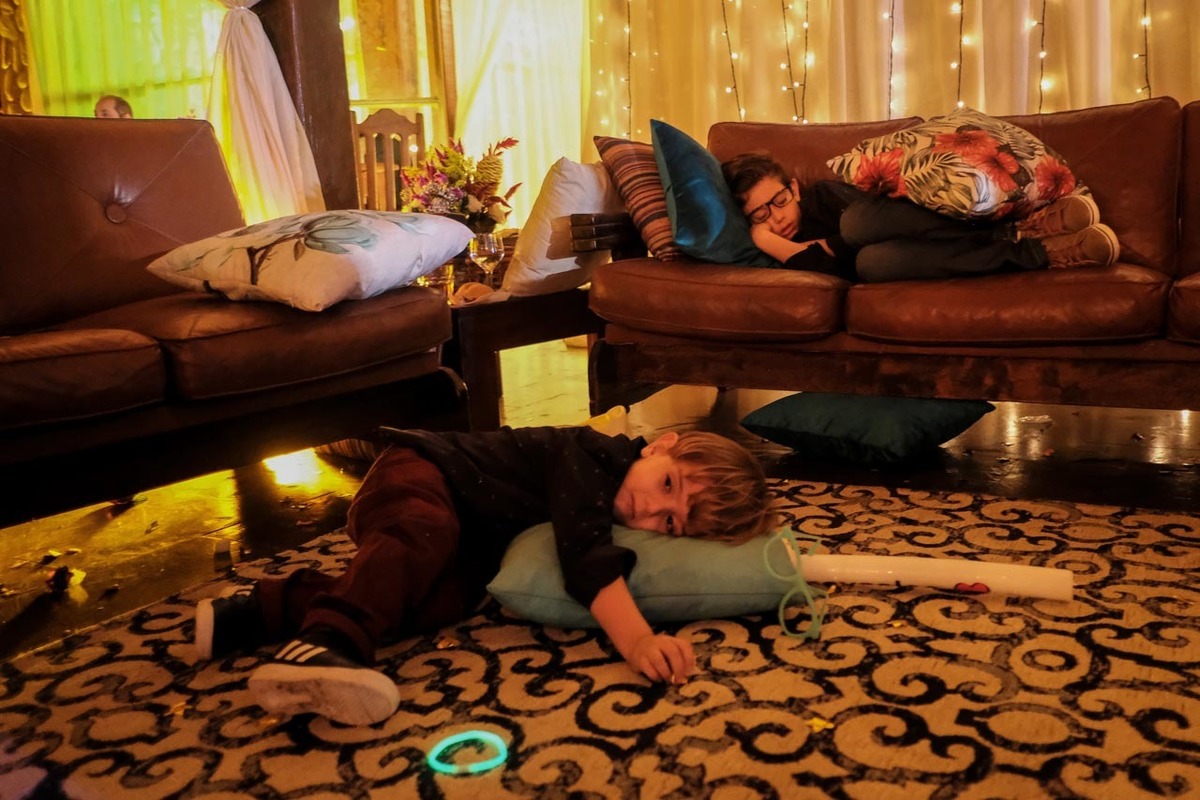 crianças dormindo e convidados depois de muita festa e muita alegria energia em recepção de casamento lindo e animado no clube sete lagos em Guaratinguetá fotos erasmo ballot