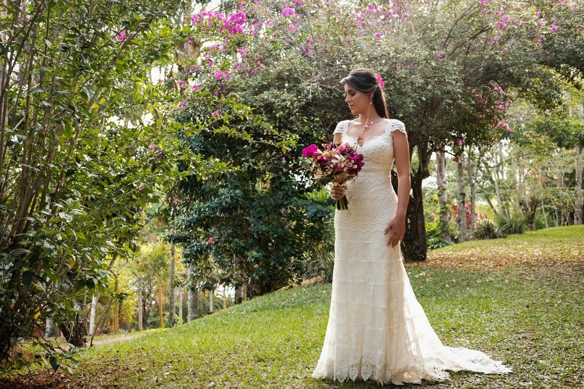 noiva pronta e linda com vestido incrível em casamento lindo no pôr do sol no hotel fazenda sete lagos em Guaratinguetá fotos erasmo ballot
