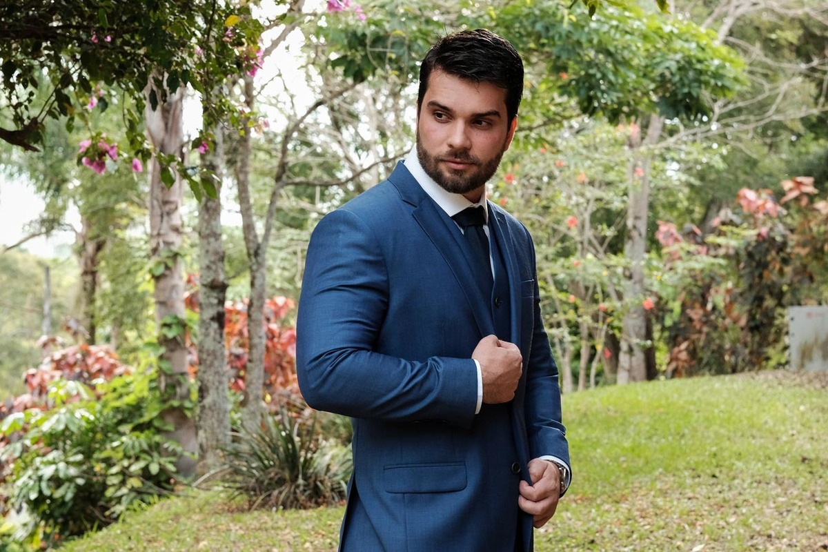 noivo pronto finalizado e preparado para o grande momento, em pose com lindo terno noivo galã em casamento lindo no pôr do sol no hotel fazenda sete lagos em Guaratinguetá fotos erasmo ballot