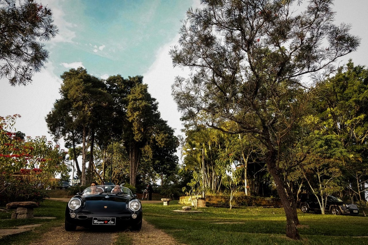 porsche o carro da noiva a caminho da celebração com seu pai em meio a natureza com visual impressionante em casamento lindo no pôr do sol no hotel fazenda sete lagos em Guaratinguetá fotos erasmo ballot