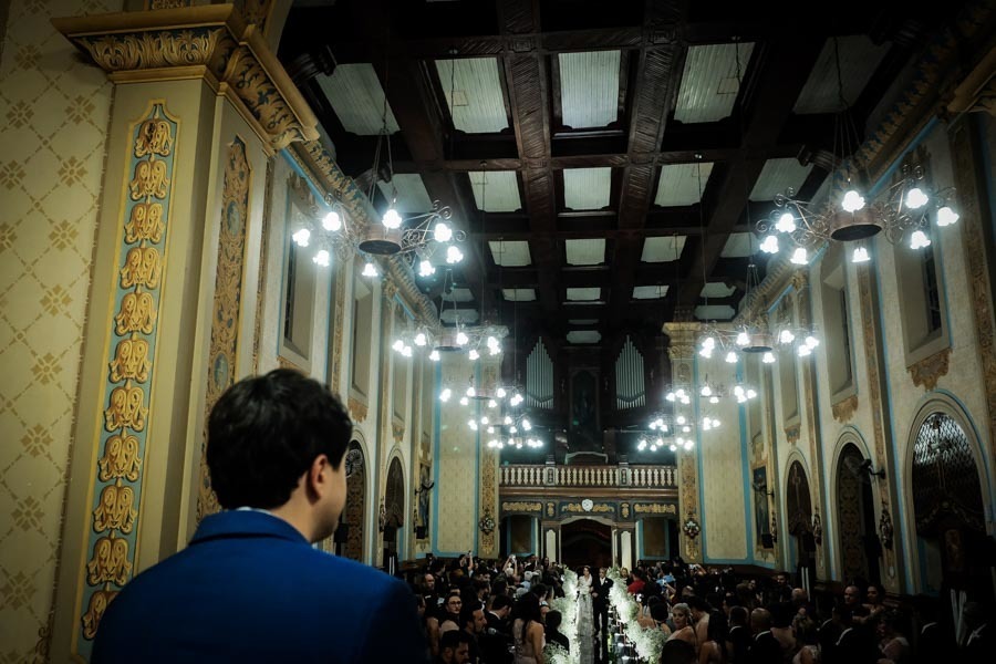 NOIVO OLHANDO ENTRANDA DA NOIVA MUITO EMOCIONADO EM CASAMENTO LINDO EM GUARATINGUETA