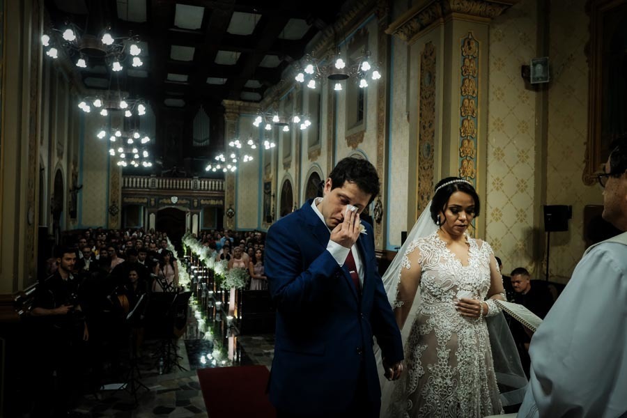 NOIVO AO ENCONTRO DA NOIVA MUITO EMOCIONADO EM CASAMENTO LINDO EM GUARATINGUETA