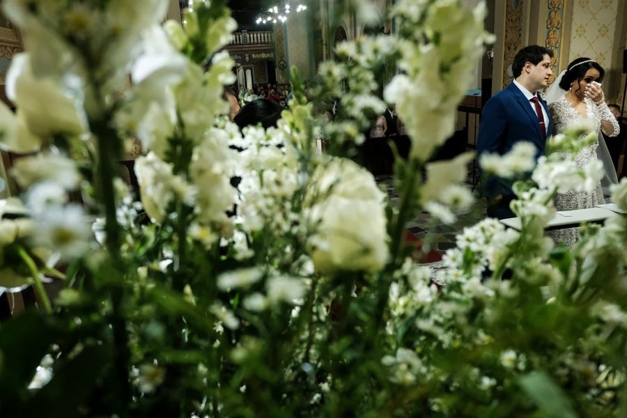 NOIVA EMOCIONADA EM DETALHES DE ARRANJO DE FLOR 