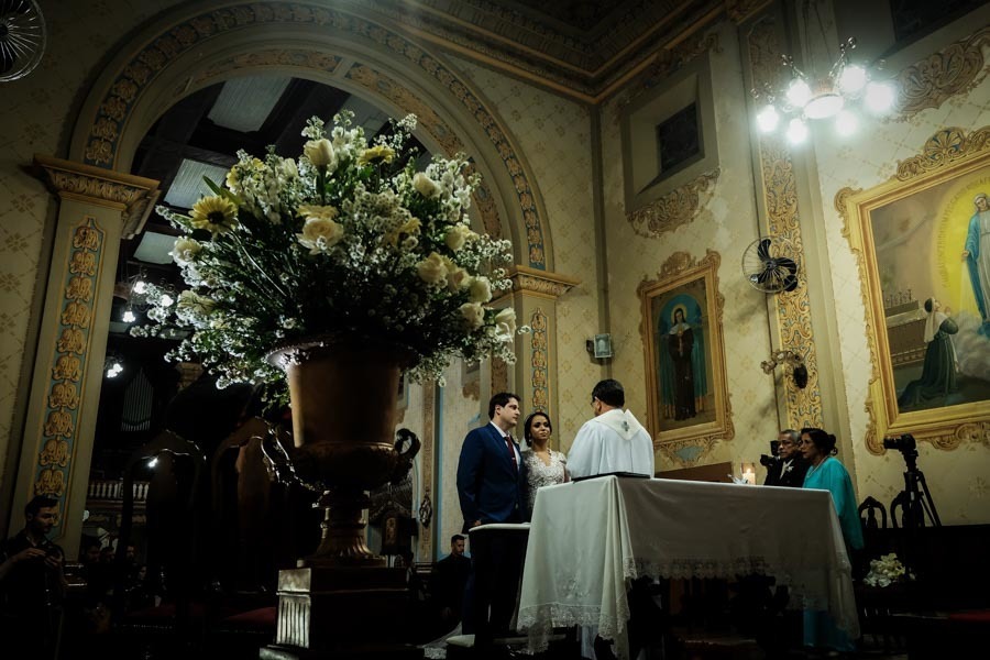 VISÃO ABERTA DA ALTAR DA LINDA IGREJA BARROCA EM CASAMENTO LINDO EM GUARATINGUETA