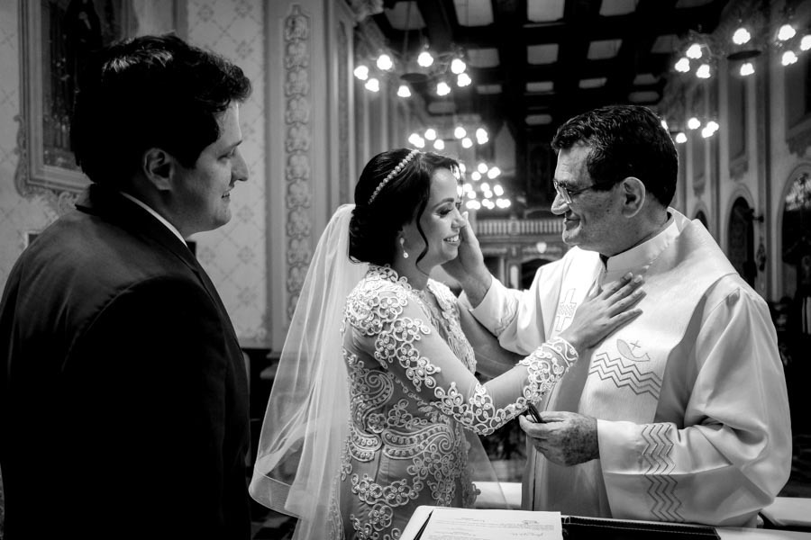 PADRE CARINHOSO COM NOIVA EM CASAMENTO LINDO EM GUARATINGUETÁ