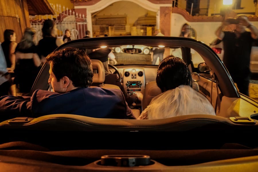 DETALHE DO CASAL SAINDO DE CARRO EM CASAMENTO LINDO EM GUARATINGUETÁ