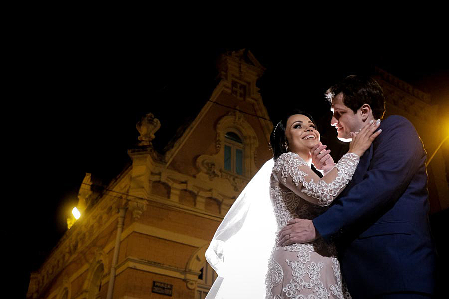 casal em ensaio poses na estação ferroviaria EM CASAMENTO LINDO EM GUARATINGUETÁ