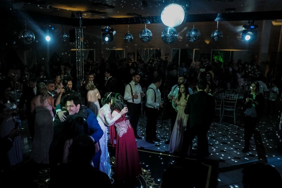 entrada do casal na festa EM CASAMENTO LINDO EM GUARATINGUETÁ