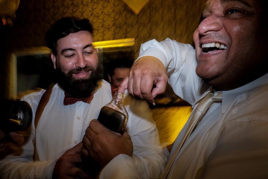 MOMENTO DIVERTIDO DA GRAVATA EM CASAMENTO LINDO EM GUARATINGUETÁ