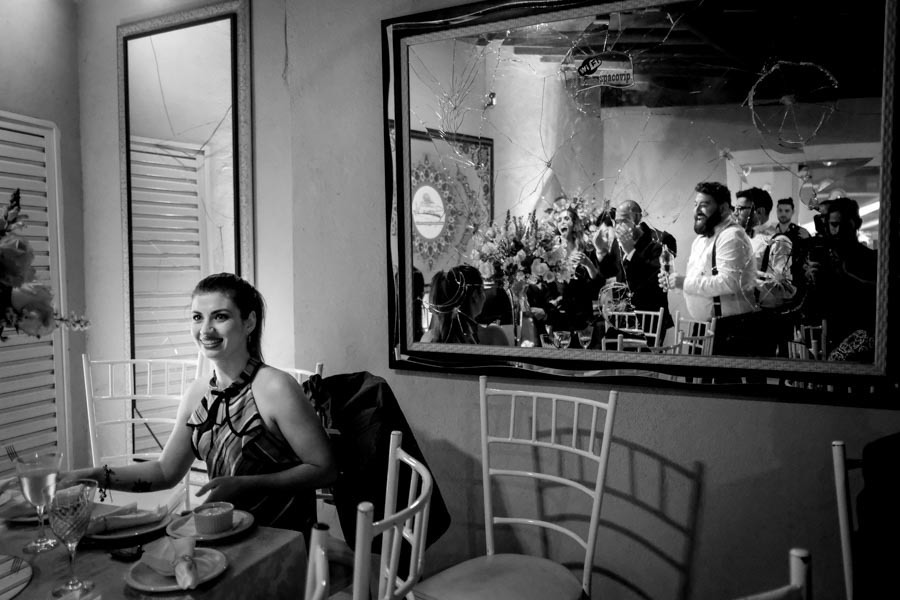 REFLEXO DO MOMENTO DA GRAVATA NO ESPELHO EM CASAMENTO LINDO EM GUARATINGUETÁ