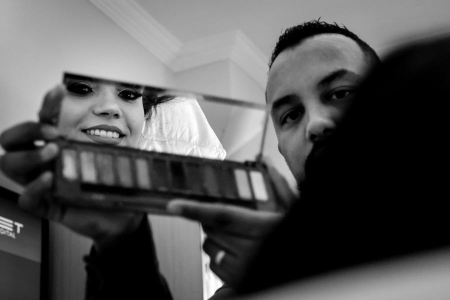 DETALHE DA NOIVA EM REFLEXO COM MAQUIADOR EM CASAMENTO LINDO EM GUARATINGUETA