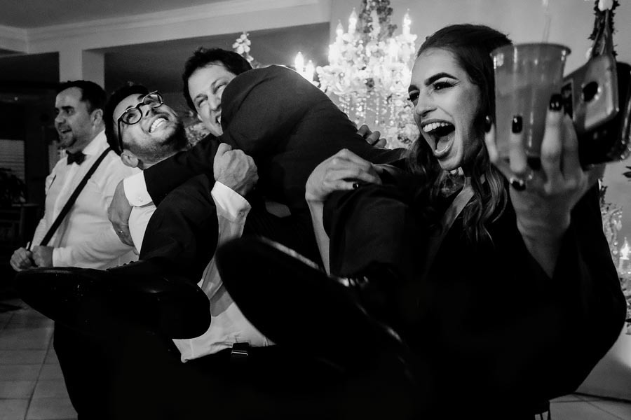 NOIVO SENDO JOGADO PELOS CONVIDADOS EM CASAMENTO LINDO EM GUARATINGUETÁ