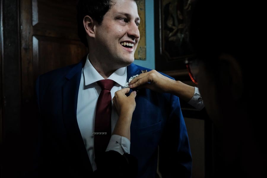 NOIVO AGUARDANDO FELIZ COLOCANDO LAPELA EM CASAMENTO LINDO EM GUARATINGUETA