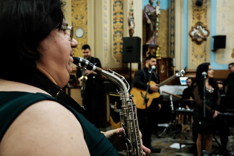 AMIGA HOMENAGEIA CASAL TOCANDO SAXFONE EM CASAMENTO LINDO EM GUARATINGUETA