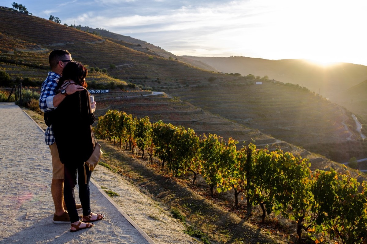 fotografo braga ensaio de casal por do sol quinta do seixo douro fotografos em braga para batizados e casamentos